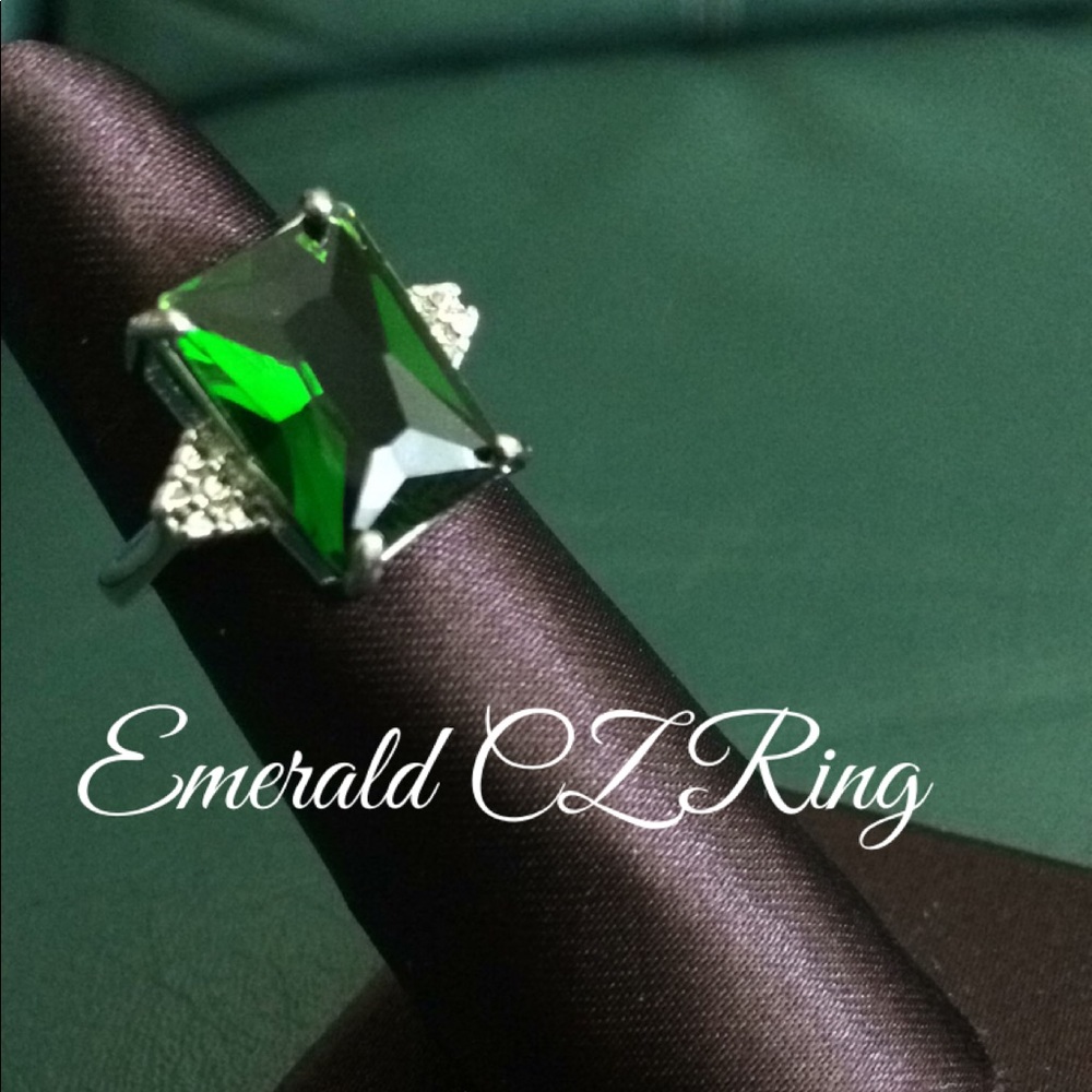 🆕Gorgeous Emerald CZ Ring⭐️
